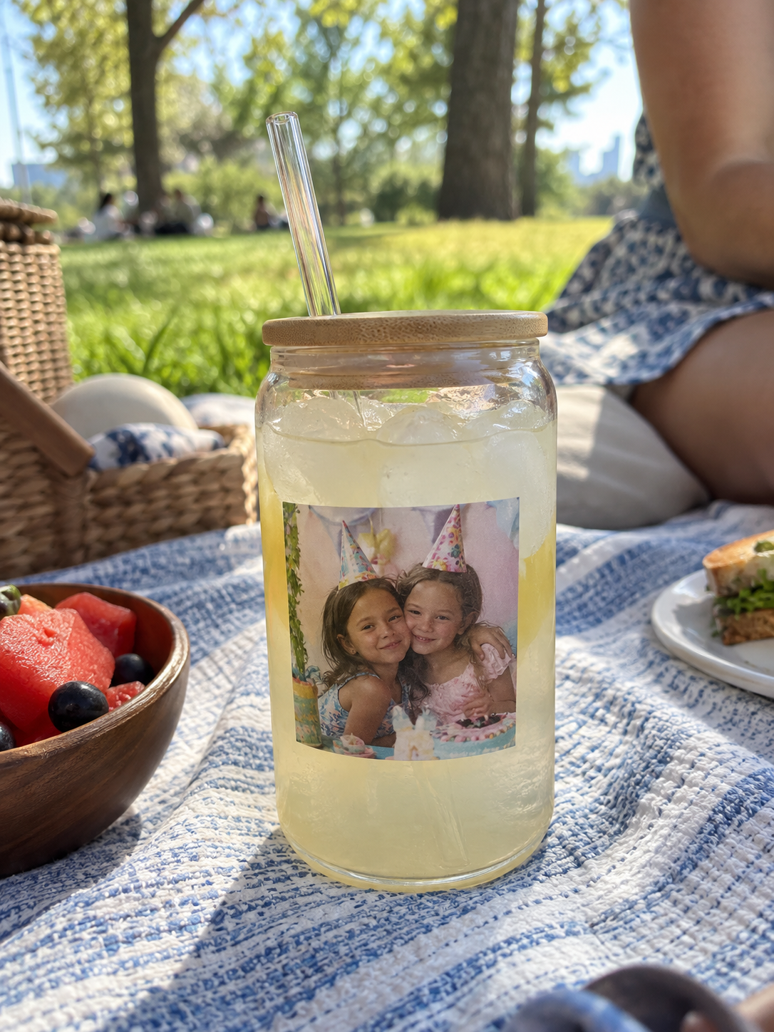 Sipper glass printed with sisters in party hats