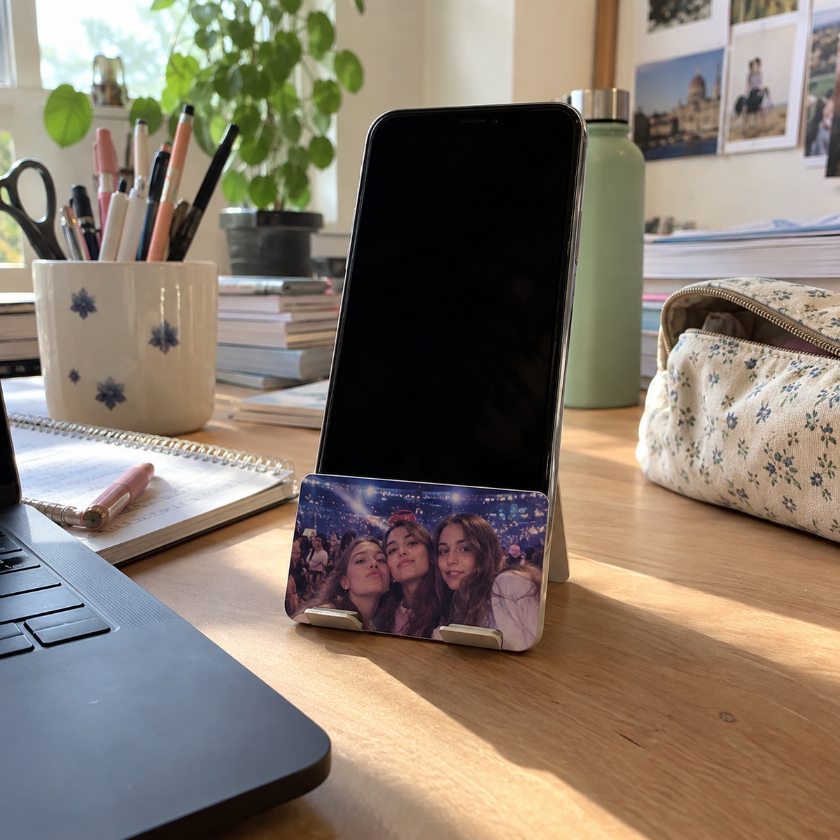 Desktop phone stand printed with a small concert photograph.