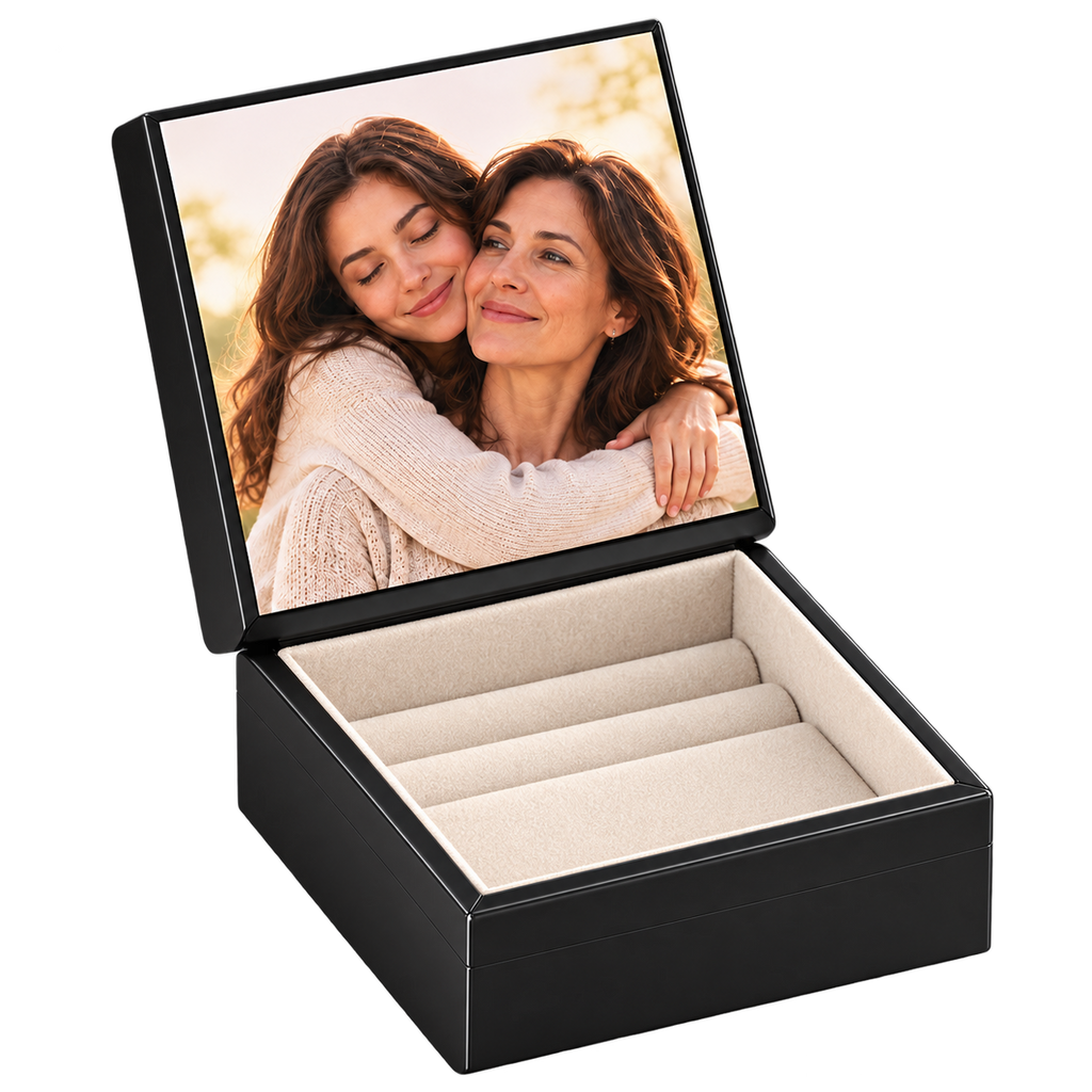 Sheloves catalog packshot · Her Jewelry Box · packshot-20260918