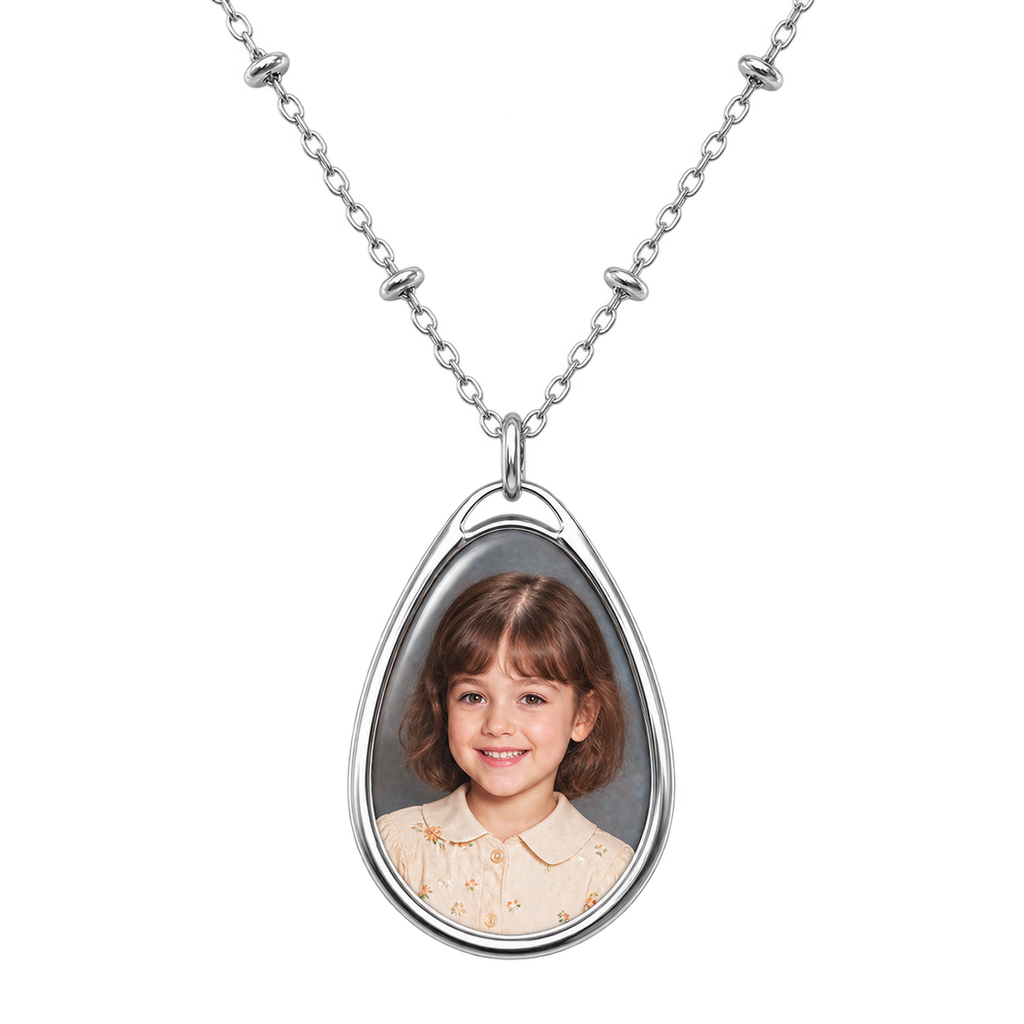 Sheloves catalog packshot · Oval Pendant Necklace · packshot-20260918